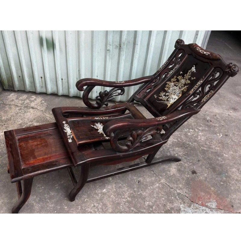 Ghế Nằm Thư Giản Hay Còn Gọi Là Ghế Lười Được Làm Từ Gỗ Trắc