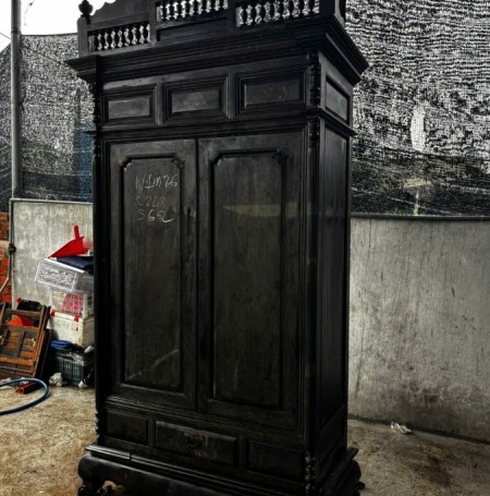 Tủ Quần Áo Cổ Ngày Xưa Làm Từ Chất Liệu Gõ Mật